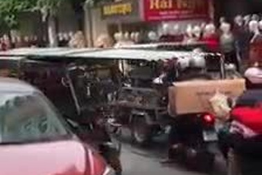 Kinh hãi xe chở tôn như máy chém chạy trên đường