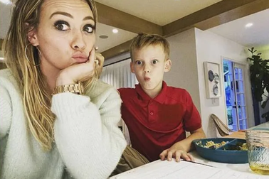 Nữ ca sĩ “bó tay” với bài tập của con vì... sớm thôi học từ năm lớp 3