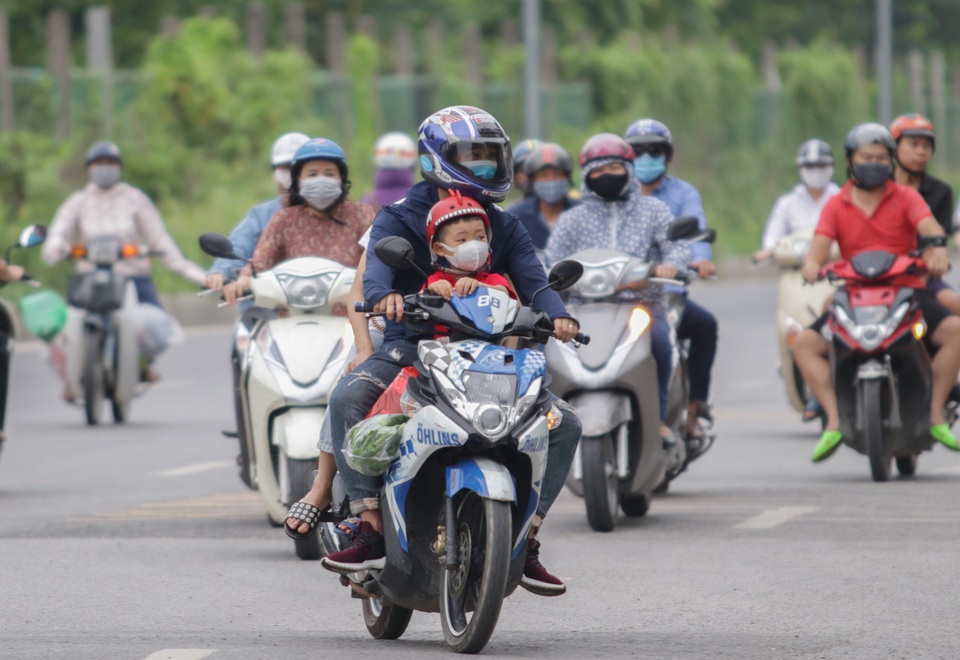 Đoàn hàng trăm người rồng rắn ngược chiều ở đường gom Đại lộ Thăng Long - 9 Đoàn hàng trăm người rồng rắn ngược chiều ở đường gom Đại lộ Thăng Long - 9