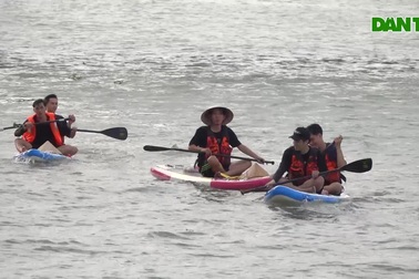 Sinh viên trường Y "phất" với việc chèo SUP trên sông Hậu