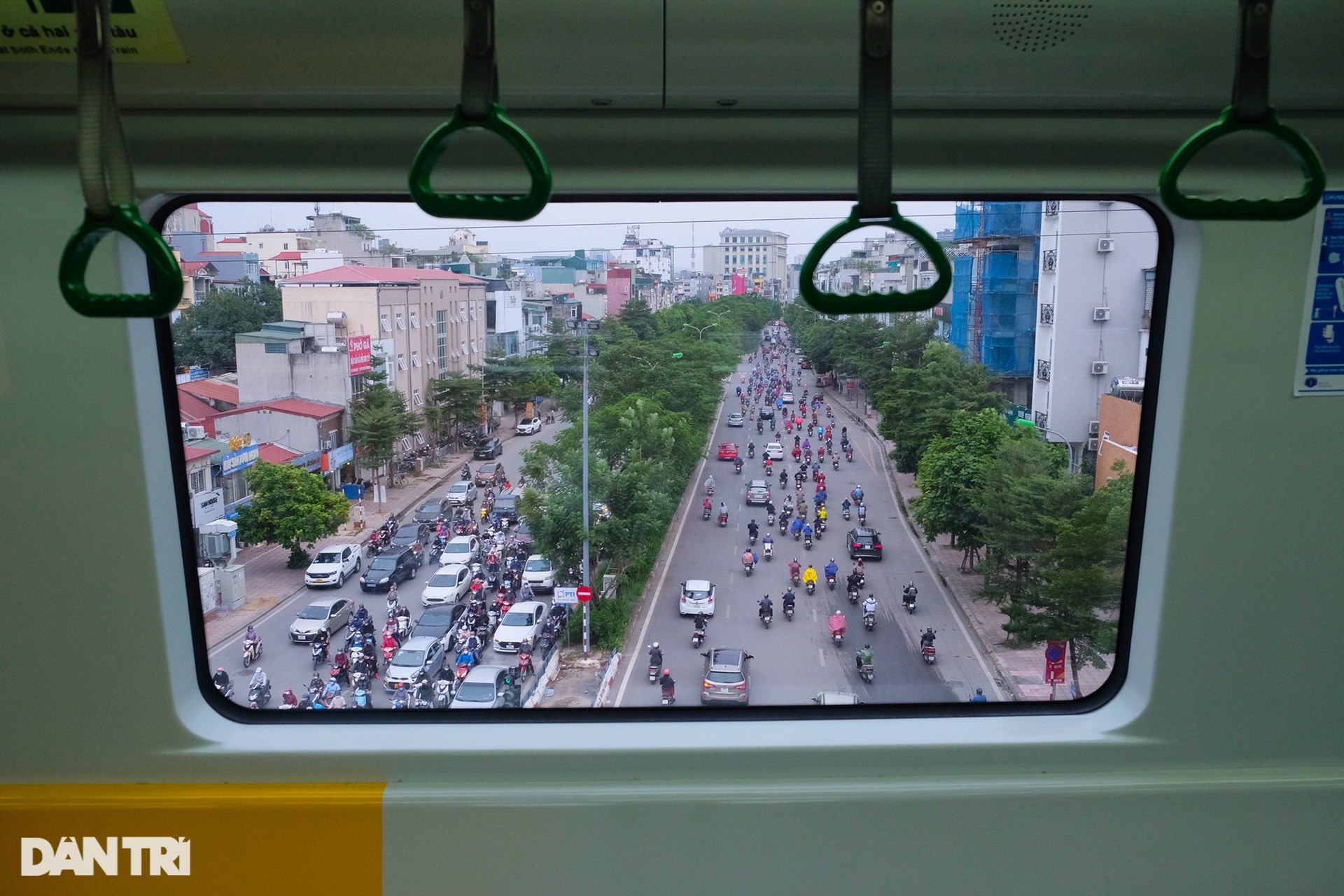Theo chân người dân đi làm bằng tàu điện: Nhanh hơn xe riêng, tránh ùn tắc - 4 Theo chân người dân đi làm bằng tàu điện: Nhanh hơn xe riêng, tránh ùn tắc - 4