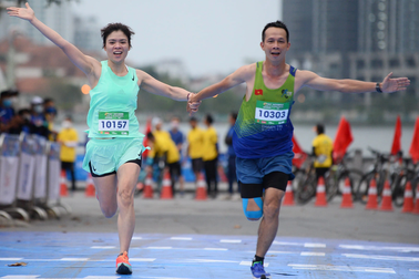 5.000 VĐV tham dự giải chạy bán marathon ở Hồ Tây