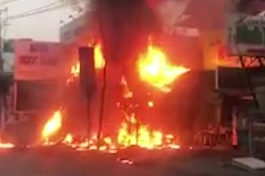 Trạm điện bốc cháy ngùn ngụt lan sang showroom ô tô ở TPHCM