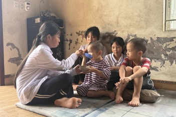 Mẹ ung thư, bà lao xương, bé gái lớp 7 nguy cơ phải nghỉ học