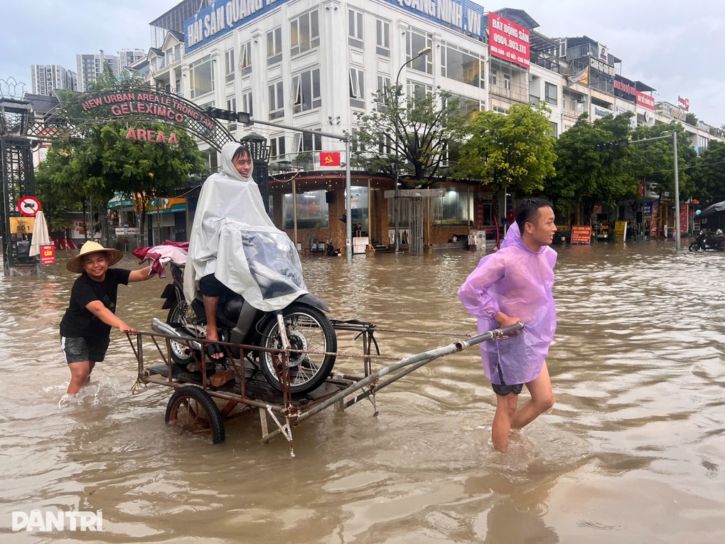 Hà Nội ngập bốn bề, người dân bỏ xe máy thuê thùng xốp, xe kéo bơi về nhà - 2 Hà Nội ngập bốn bề, người dân bỏ xe máy thuê thùng xốp, xe kéo bơi về nhà - 2