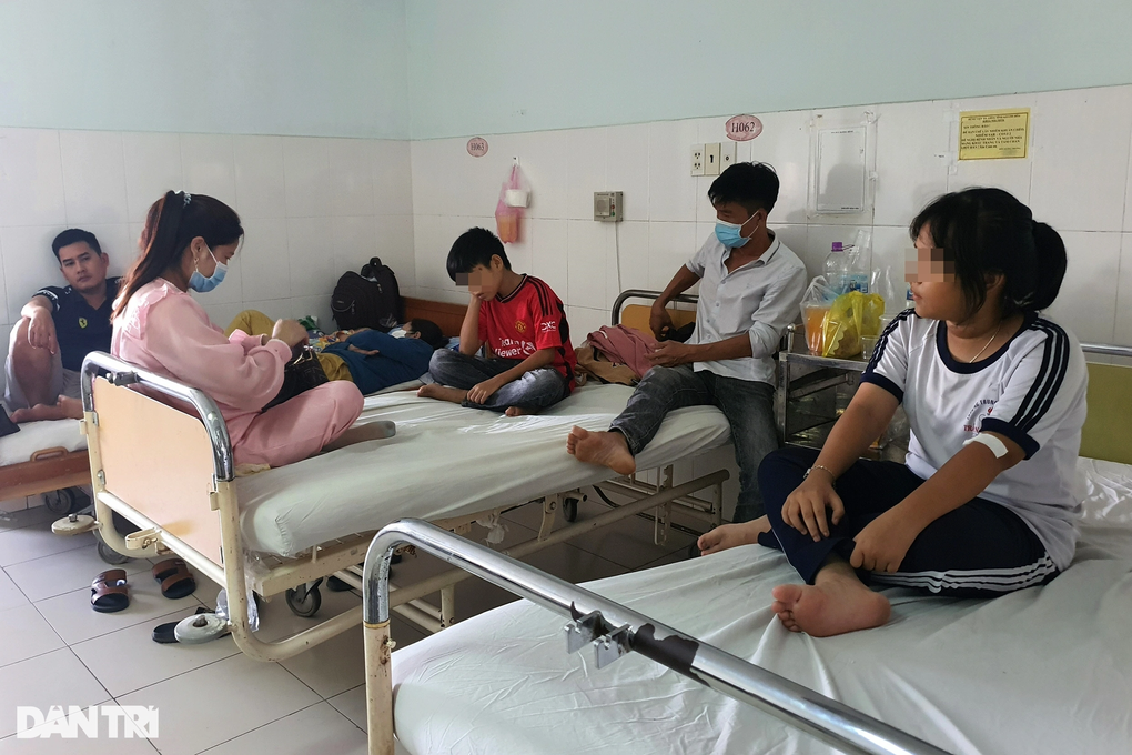 Cần quản lý chặt các hàng quán, gánh hàng rong trước cổng trường học - 1 Cần quản lý chặt các hàng quán, gánh hàng rong trước cổng trường học - 1