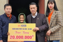 2 người phụ nữ nghèo đón nhận 20 triệu đồng từ ngân hàng trao tặng