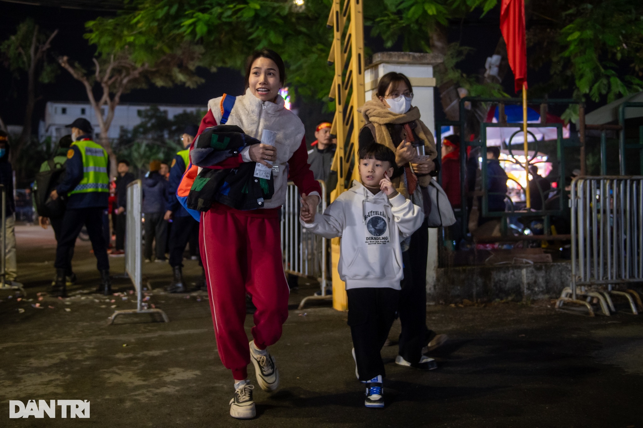 View - Cổ động viên đốt pháo sáng cổ vũ đội tuyển Việt Nam đấu Indonesia | Báo Dân trí