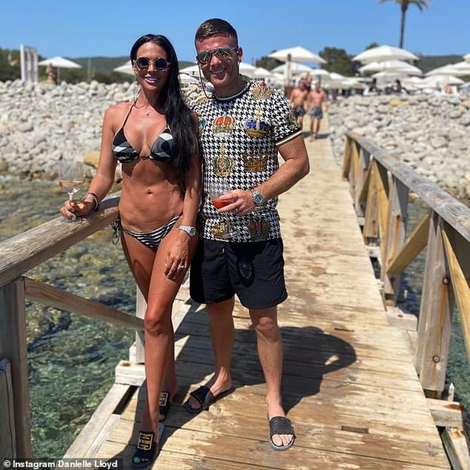 Kelly Brook khoe vòng một nảy nở trong buổi chụp hình - 6 Kelly Brook khoe vòng một nảy nở trong buổi chụp hình - 6