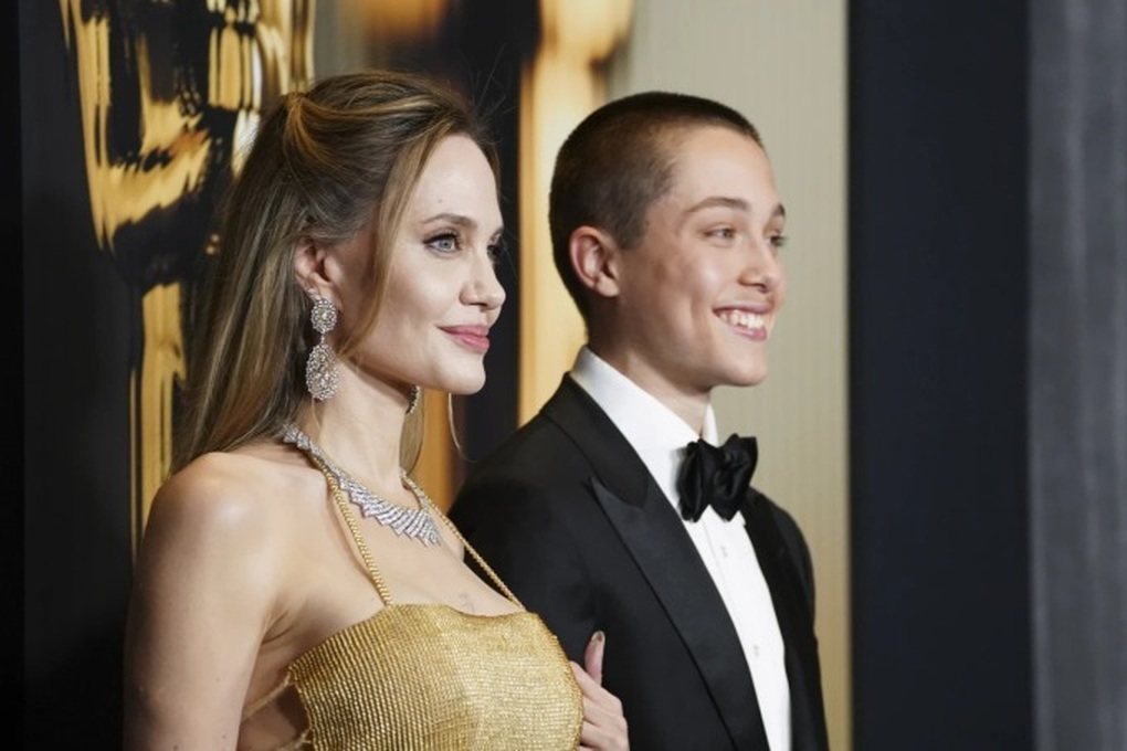 Cậu con trai út hiếm hoi lộ diện và bí ẩn của Angelina Jolie và Brad Pitt - 2 Cậu con trai út hiếm hoi lộ diện và bí ẩn của Angelina Jolie và Brad Pitt - 2