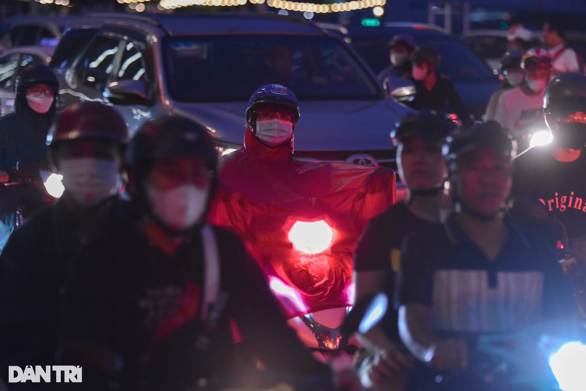 Biển người đổ về trung tâm TPHCM xem pháo hoa - 10 Biển người đổ về trung tâm TPHCM xem pháo hoa - 10