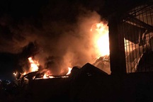 Hàng trăm chiến sĩ dập đám cháy lớn tại xưởng lốp