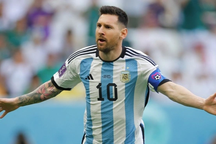 Lionel Messi đi vào lịch sử trong ngày Argentina thua sốc