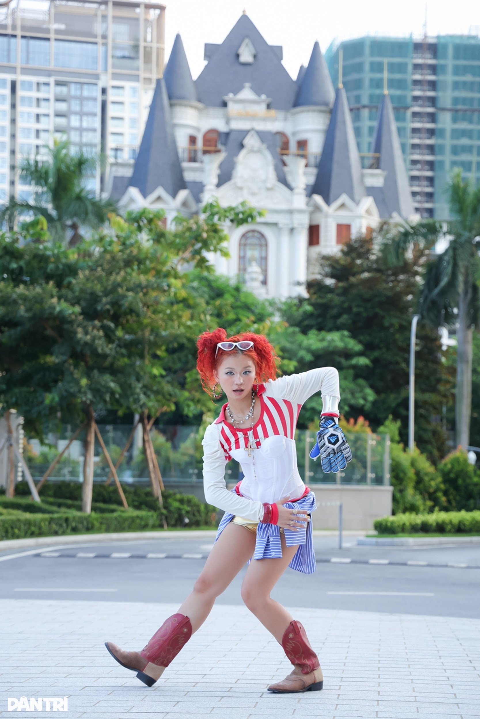 Vũ công tóc đỏ triệu view mê hoá trang các nhân vật khác nhau mỗi ngày - 4