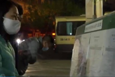 Hà Nội: Phụ huynh xếp hàng từ 3h sáng mua hồ sơ vào lớp 1 trường tư