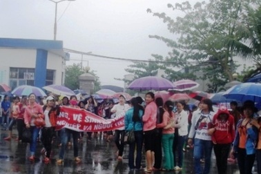 Công nhân công ty giày Sun Jade làm việc trở lại