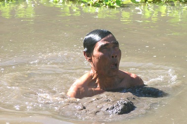 Kỳ lạ nghề lặn bùn kiếm ăn