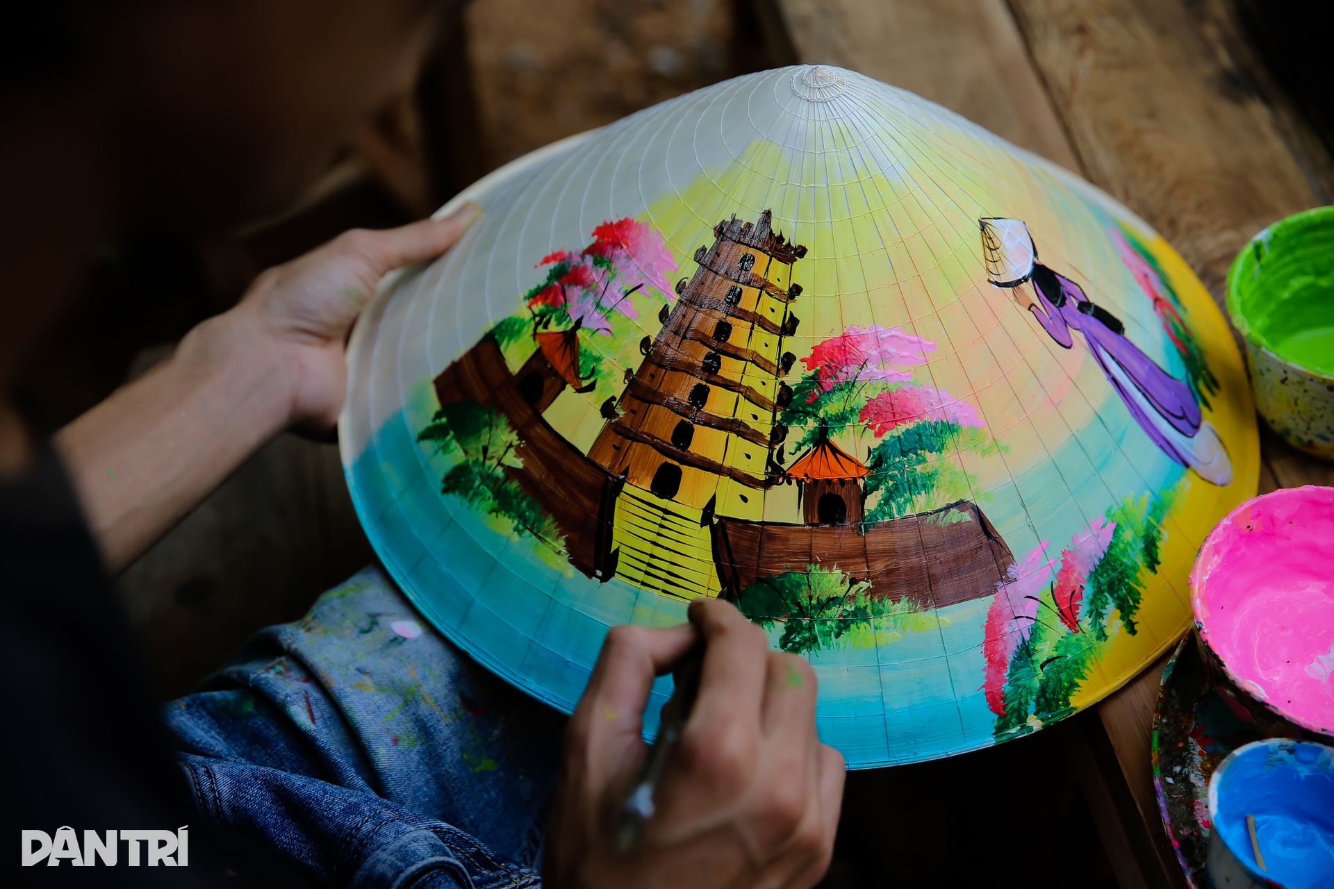 Kiếm bạc triệu từ việc hướng dẫn khách Tây vẽ cố đô Huế trên nón lá - 3 Kiếm bạc triệu từ việc hướng dẫn khách Tây vẽ cố đô Huế trên nón lá - 3