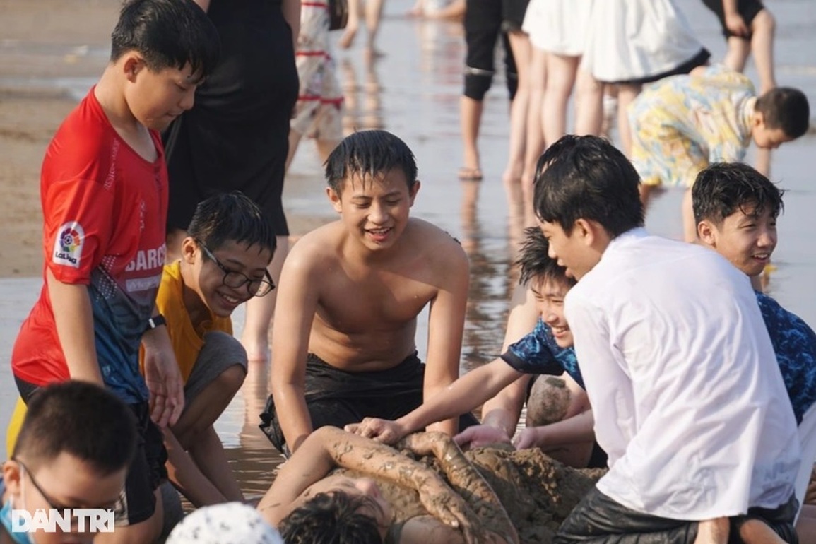 Biển Sầm Sơn ken đặc người dịp Giỗ Tổ Hùng Vương - 2 Biển Sầm Sơn ken đặc người dịp Giỗ Tổ Hùng Vương - 2