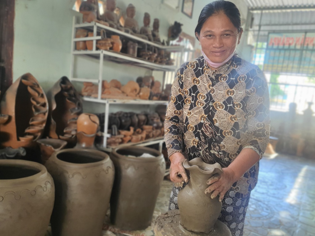 Làng gốm nức tiếng của người Chăm nổi lửa chờ khách du xuân - 3 Làng gốm nức tiếng của người Chăm nổi lửa chờ khách du xuân - 3