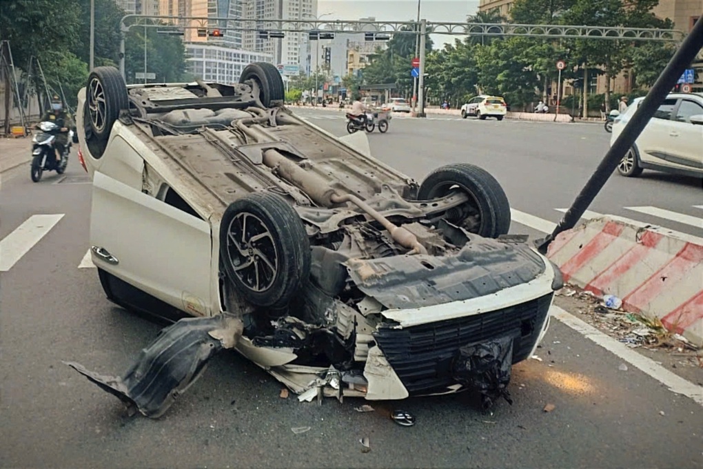Ô tô tông dải phân cách lật ngửa giữa đường ở TPHCM, 3 người thoát chết - 1 Ô tô tông dải phân cách lật ngửa giữa đường ở TPHCM, 3 người thoát chết - 1