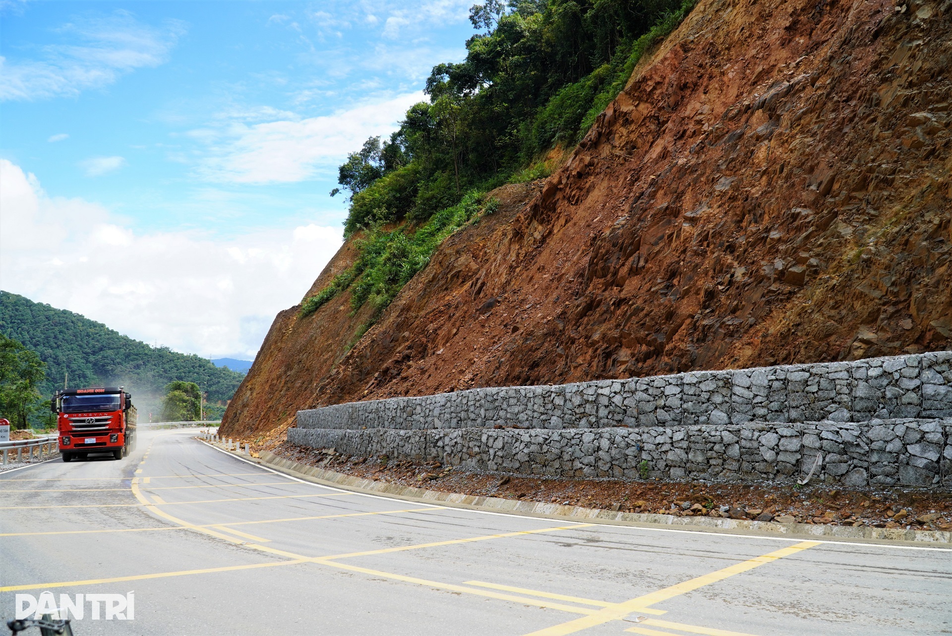 Sạt lở nham nhở trên cung đường từng được mệnh danh đẹp nhất Việt Nam - 12