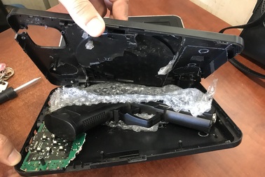 Giấu súng bên trong máy nghe nhạc gửi qua đường hàng không