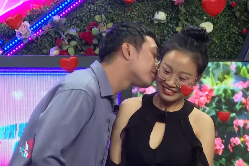 Dì hộ tống cháu gái lên tivi tìm bạn trai, vỗ tay ầm ầm khi thấy màn hôn má - 1 Dì hộ tống cháu gái lên tivi tìm bạn trai, vỗ tay ầm ầm khi thấy màn hôn má - 1
