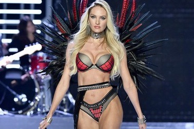Candice Swanepoel lấy lại cơ bụng săn chắc sau 1 năm sinh con