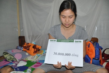 Bạn đọc tiếp tục giúp đỡ gia đình chị Lê Thị Thơm 30 triệu đồng