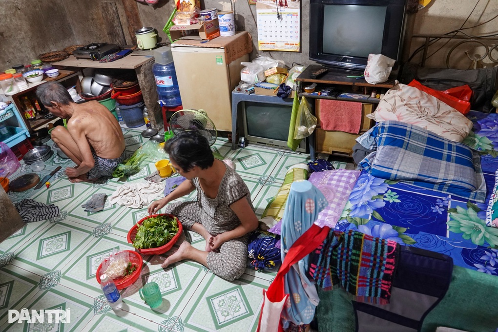 Phòng trọ như lò thiêu, lao động nghèo bật 2 quạt... ngồi thở - 1 Phòng trọ như lò thiêu, lao động nghèo bật 2 quạt... ngồi thở - 1