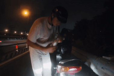 Được tặng chai xăng giữa cao tốc, anh Tây hành xử khiến nam shipper bất ngờ