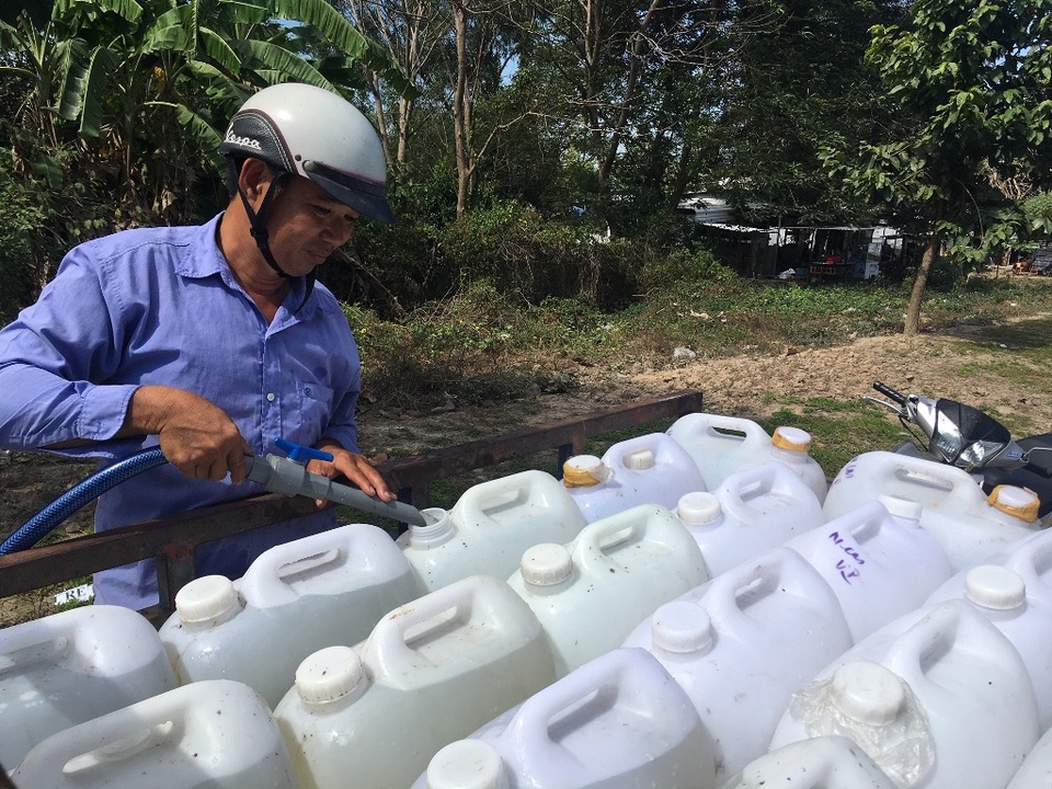 Bà lão cho không hàng trăm nghìn lít nước ngọt quý giá mùa hạn mặn - 2