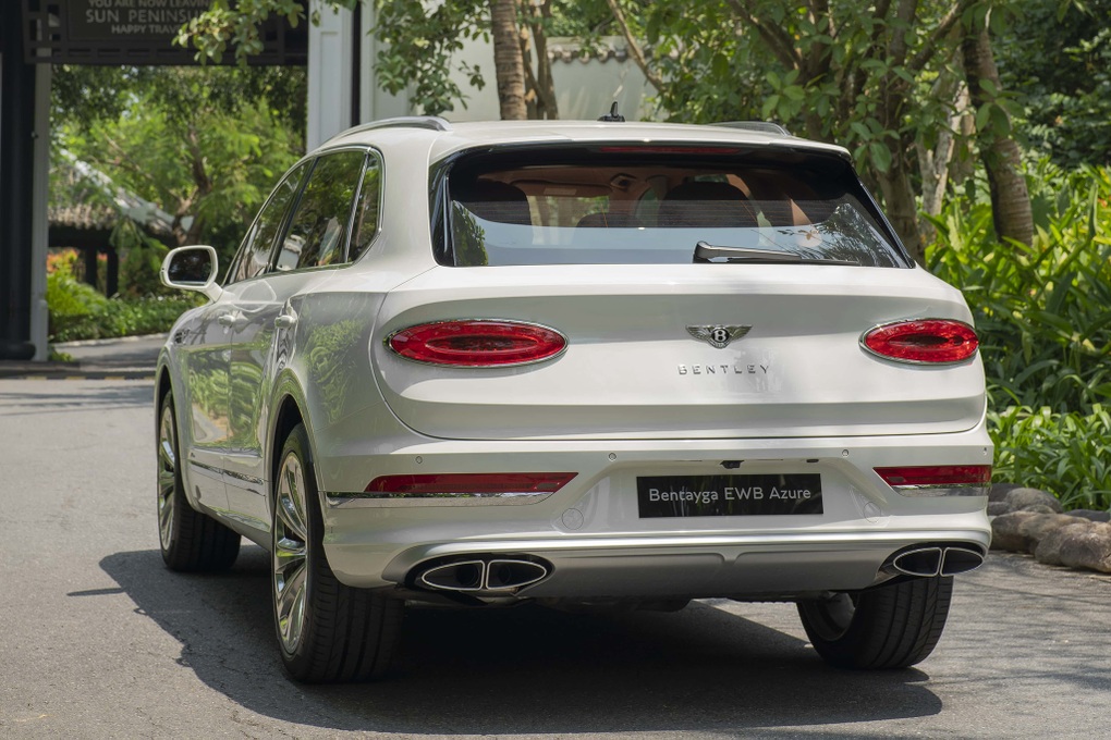 Bentley Bentayga EWB Azure giá 21 tỷ đồng, SUV siêu sang cho đại gia Việt - 2 Bentley Bentayga EWB Azure giá 21 tỷ đồng, SUV siêu sang cho đại gia Việt - 2