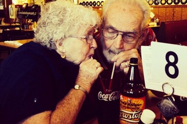 Ấm lòng những khoảnh khắc cho thấy tình yêu không có tuổi