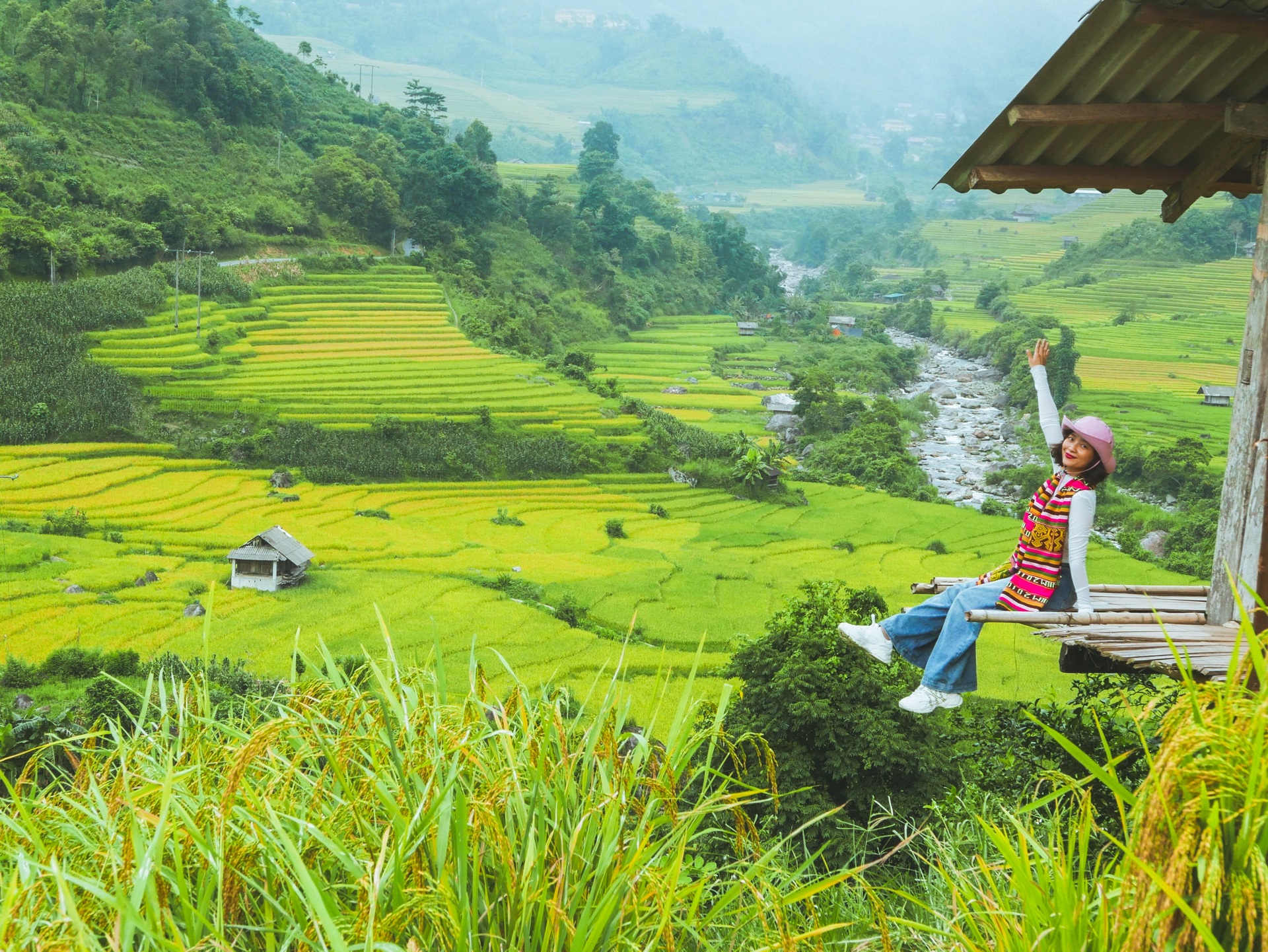 The picturesque golden terraced fields captivate visitors to Sapa - 7