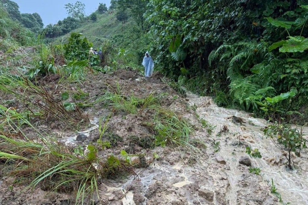 Dùng dây tiếp tế lương thực hơn 100 người bị lũ cô lập suốt 3 ngày - 2 Dùng dây tiếp tế lương thực hơn 100 người bị lũ cô lập suốt 3 ngày - 2