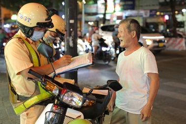 Tài xế ăn nhậu ở TPHCM gọi người đến xin CSGT bỏ qua lỗi vi phạm