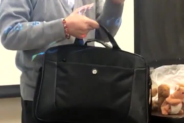 Giáo sư Mỹ gốc Việt gây “sốt” với phương pháp giáo dục với thú bông