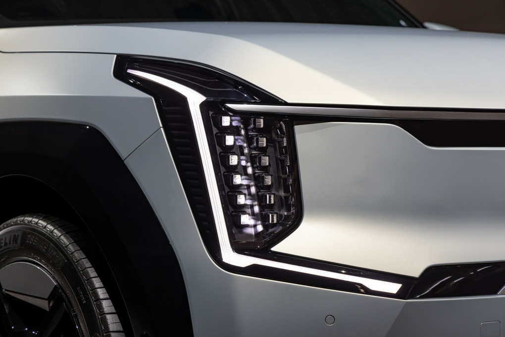 Kia EV9 ra mắt, mẫu SUV 3 hàng ghế hiếm hoi trên thị trường xe điện - 2 Kia EV9 ra mắt, mẫu SUV 3 hàng ghế hiếm hoi trên thị trường xe điện - 2