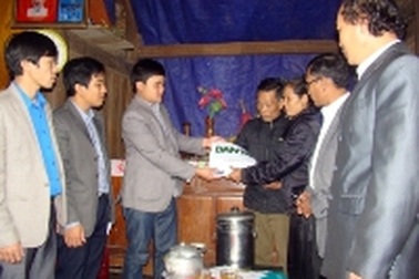 Trao gần 31 triệu đồng cho chàng sinh viên nghèo mắc bệnh ung thư máu