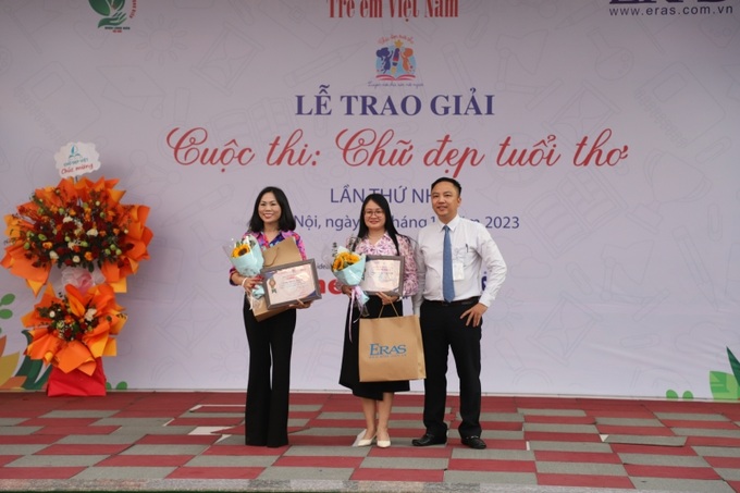 Ban Tổ chức trao giải Tập thể có nhiều bài dự thi nhất cho trường Tiểu học Long Biên (Hà Nội) và trường Tiểu học Đông Thành (Bắc Giang).
