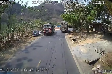 Ô tô gặp nạn vì tài xế vượt ẩu ở đoạn đường cong khuất tầm nhìn