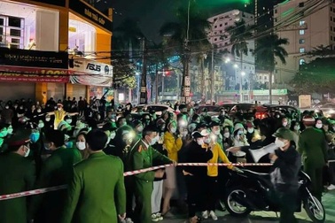 Vụ cô gái quỳ gối khóc thảm thiết: Công an khám shop thời trang trong đêm