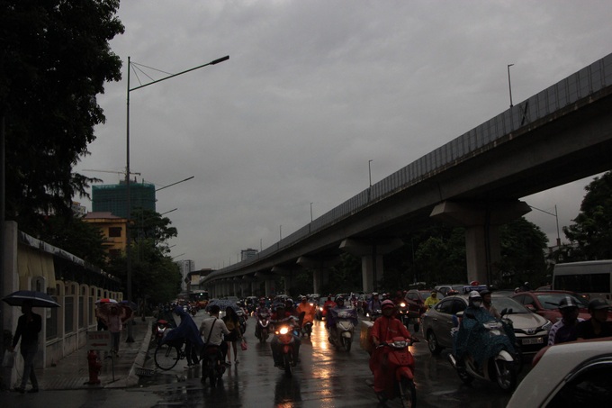 Hà Nội sáng nay trời tối đen, nhiều tuyến đường ùn tắc - Ảnh 9.