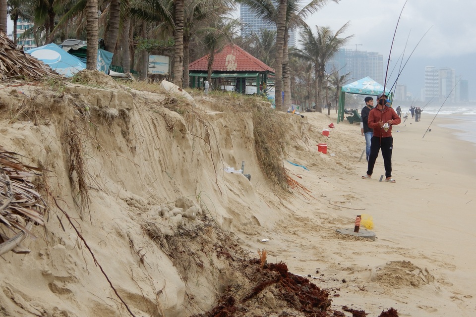 Bờ biển Đà Nẵng sạt lở kinh hoàng, đe dọa nhiều khu nghỉ dưỡng - 7