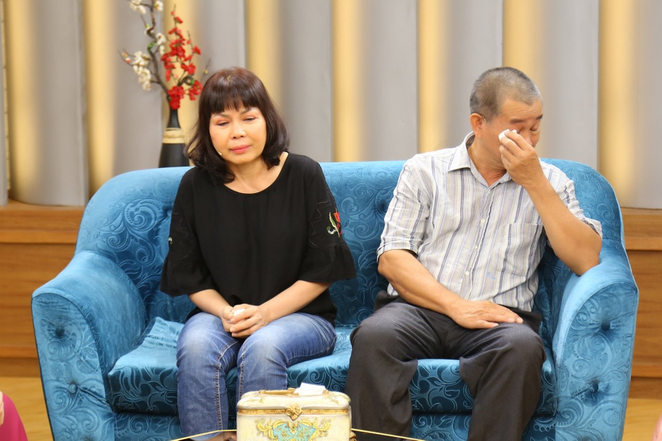 Chuyện ít biết về vợ của người đàn ông hiến tặng 100 tỷ cho trẻ mồ côi - 2 Chuyện ít biết về vợ của người đàn ông hiến tặng 100 tỷ cho trẻ mồ côi - 2