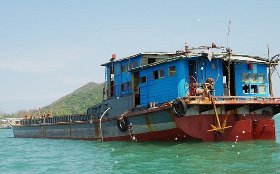 Truy tìm chủ sở hữu tàu không người lái chở 71 kiện hàng trôi dạt trên biển - 1 Truy tìm chủ sở hữu tàu không người lái chở 71 kiện hàng trôi dạt trên biển - 1