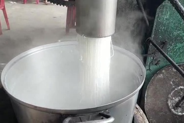 Bún tôm, rạm nức tiếng Phù Mỹ có gì đặc biệt mà ăn lúc 2-3 tô vẫn thòm thèm