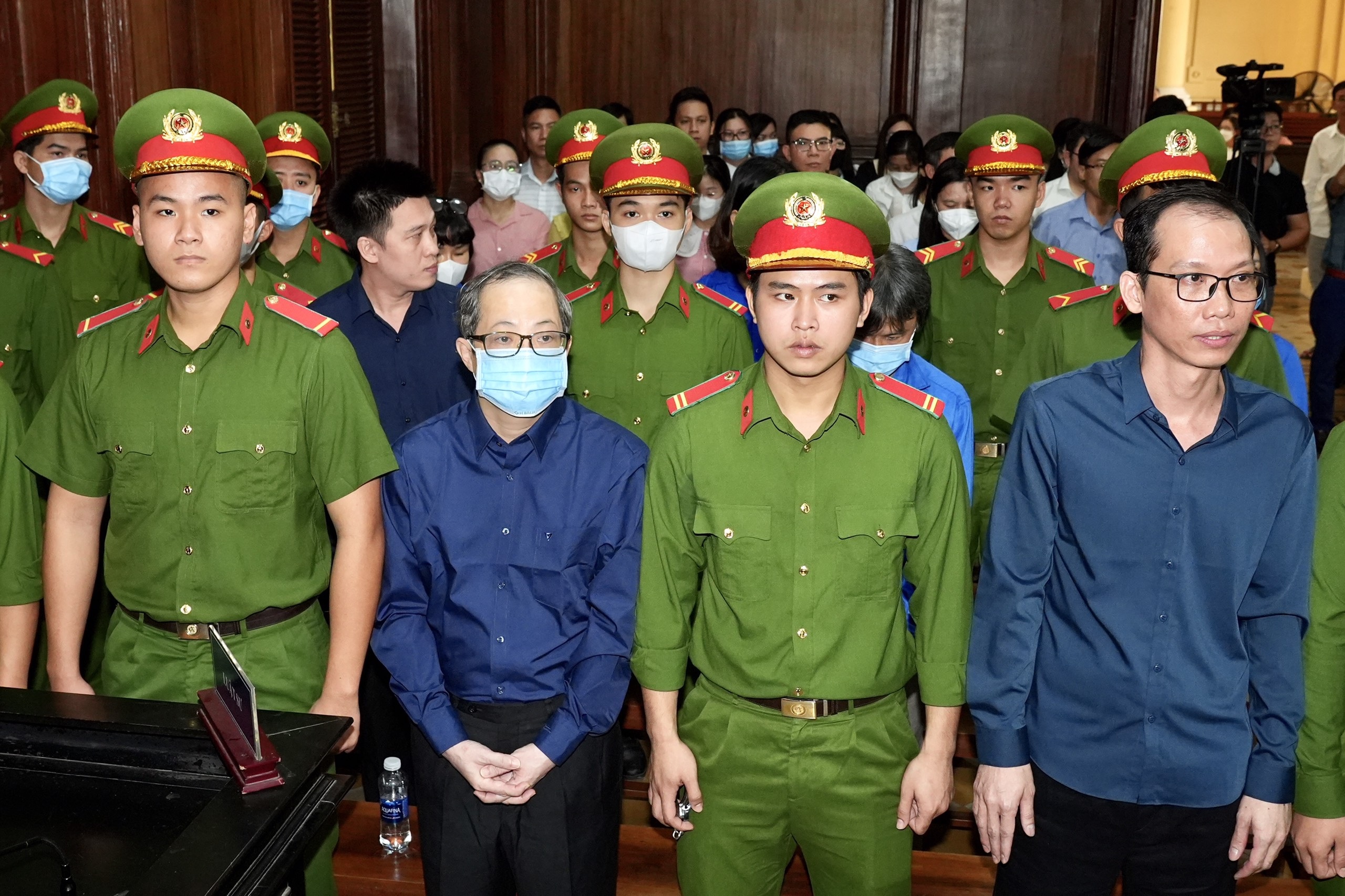 Proposta para condenar o ex-diretor do Hospital Municipal de Thu Duc a 21-23 anos de prisão - 1 Đề nghị phạt cựu Giám đốc Bệnh viện TP Thủ Đức 21-23 năm tù - 1